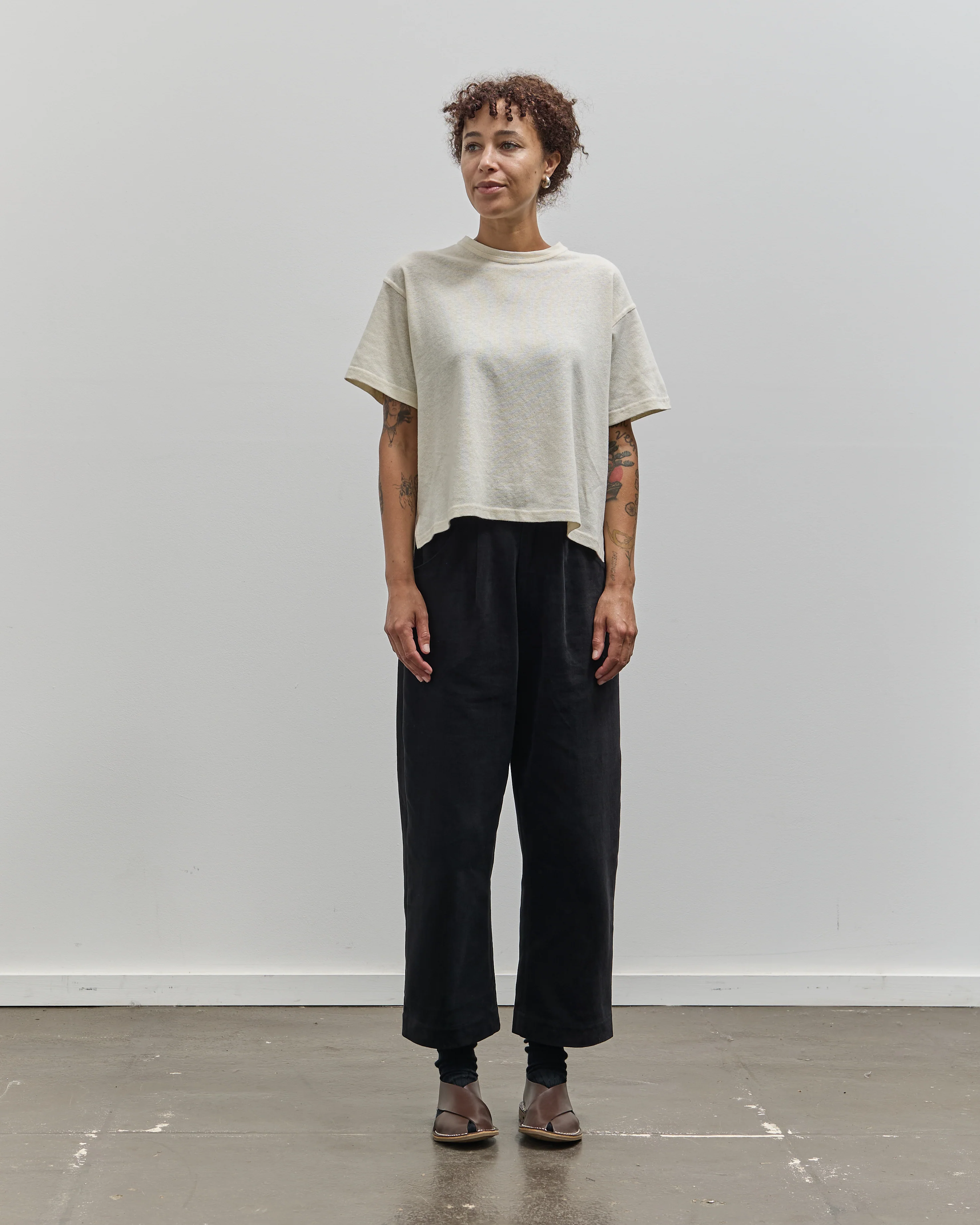 7115 Signature Cropped Tee, Off-White - Image 4