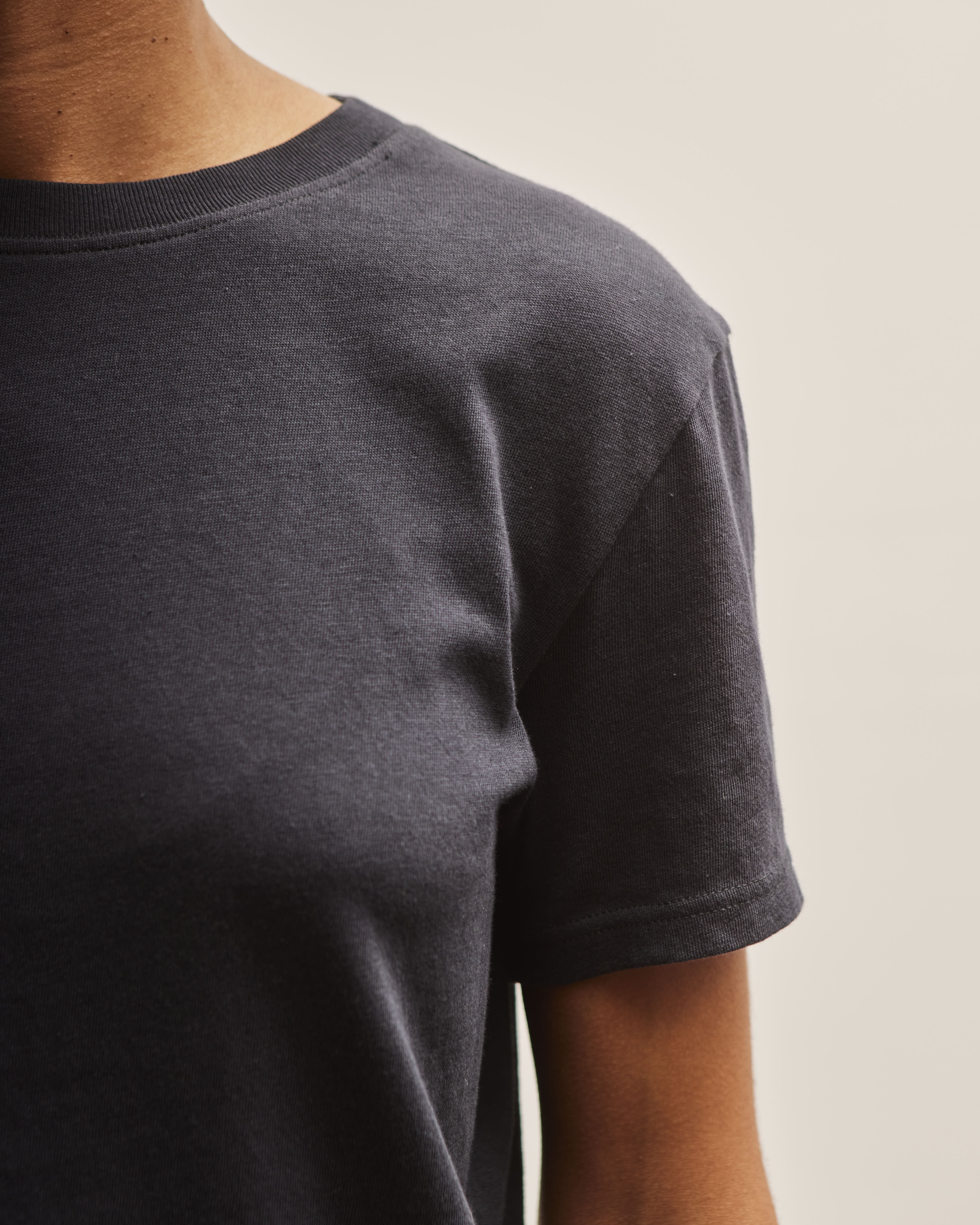 Merz b. Schwanen Crew Neck T-shirt, Charcoal - Image 5