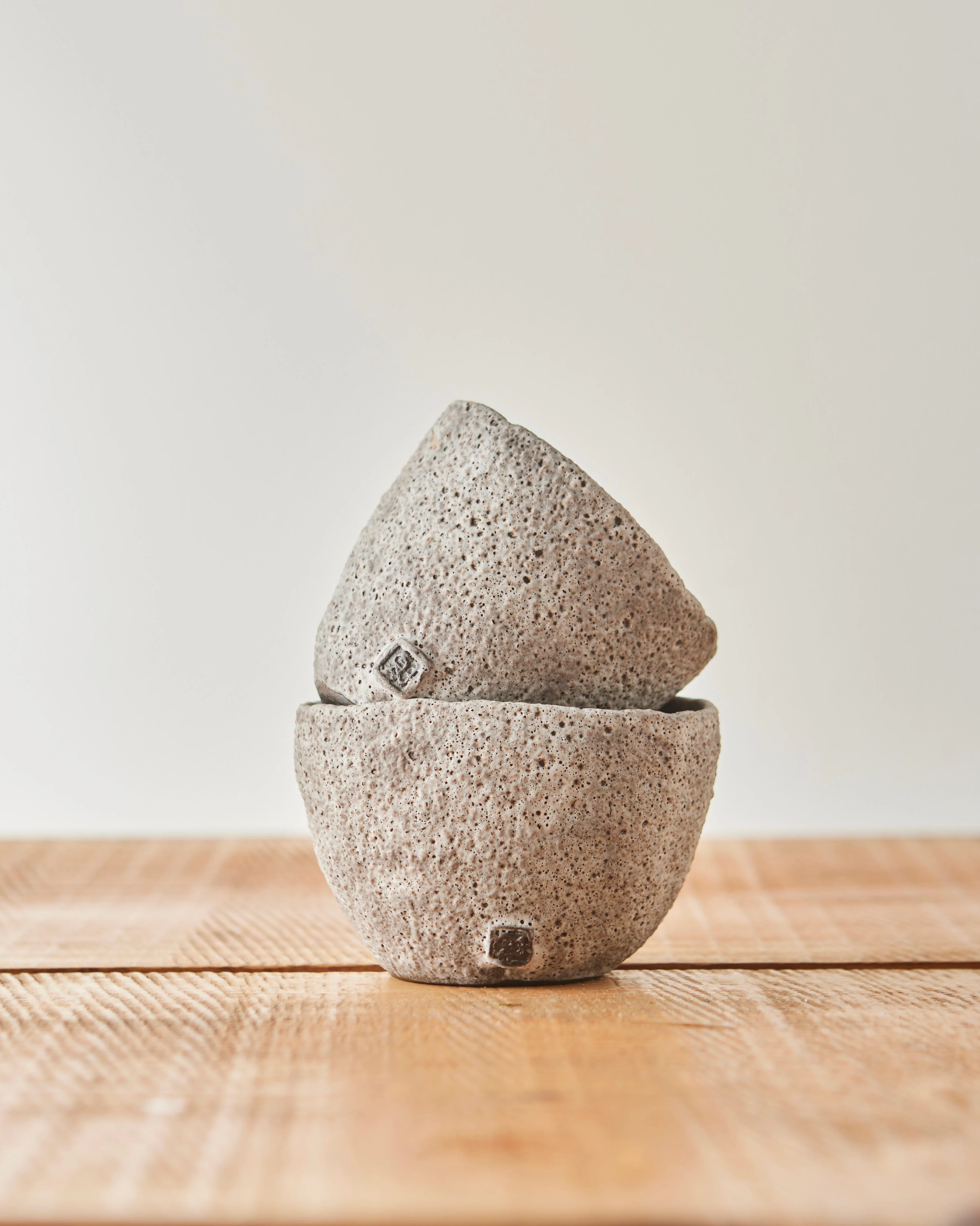 Yuriko Bullock Pinch Cup, White Speckle - Image 3